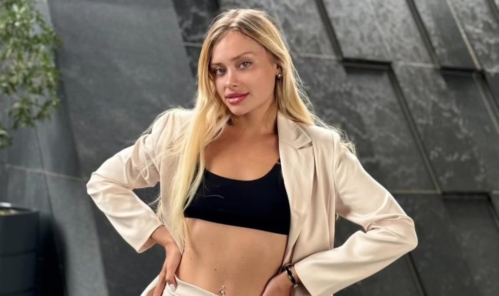 Σε αναπηρικό αμαξίδιο το μοντέλο του Only Fans που βρέθηκε στο Ντουμπάι με σπασμένα άκρα: Η πρώτη δημόσια εμφάνιση