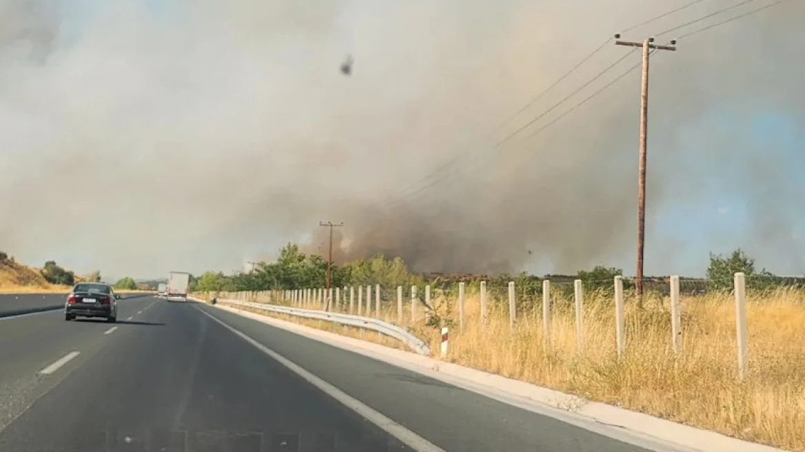 Πυρκαγιά στην Άσσηρο Θεσσαλονίκης: Στην παλαιά Εθνική Οδό οι φλόγες (upd)