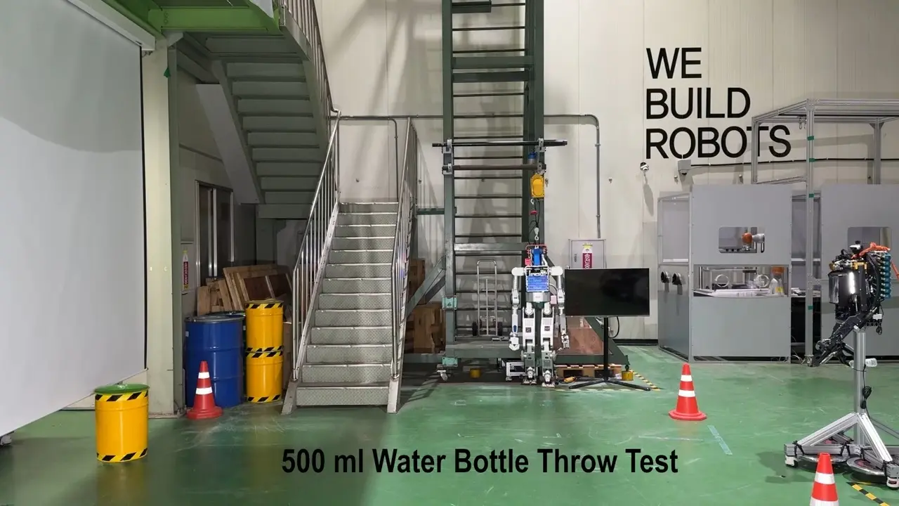 Δοκιμή ρίψης μπουκαλιού νερού 500ml με ARMstrong Dex