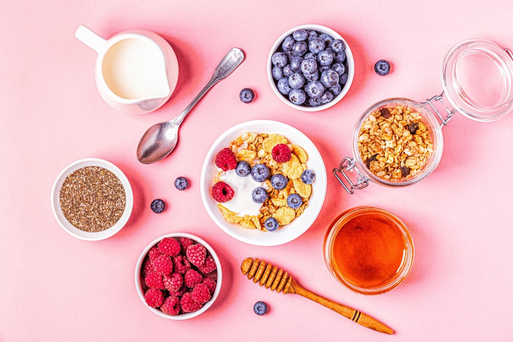 Ιδανικές για το πρωινό: Οι πέντε κορυφαίες τροφές που ρίχνουν τη χοληστερίνη