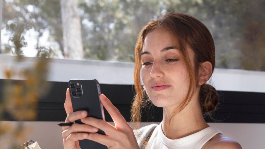 Ειδικός αποκαλύπτει: Αυτό είναι το κόλπο για να βάλεις «φρένο» στο scrolling στο κινητό στις διακοπές