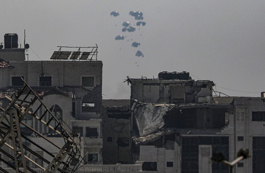 Η Βρετανία ξεκίνησε την ρίψη ανθρωπιστικής βοήθειας στη Γάζα (φωτο)