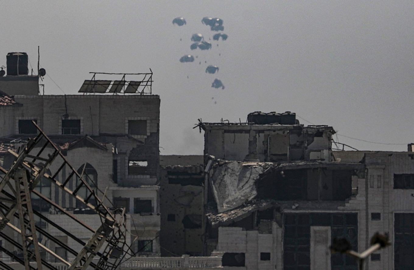 Η Βρετανία ξεκίνησε την ρίψη ανθρωπιστικής βοήθειας στη Γάζα (φωτο)