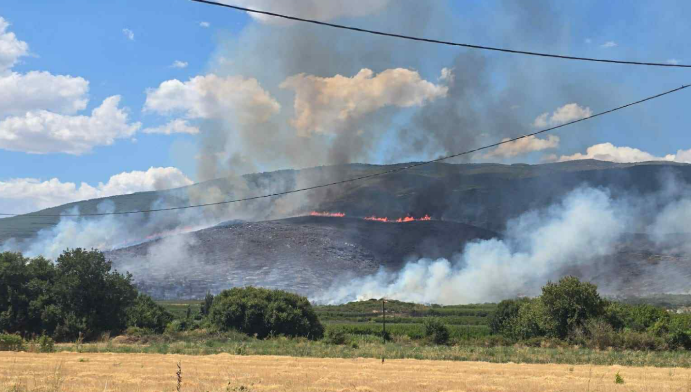 Μαίνεται η φωτιά στην Αγιά Λάρισας: Κάηκε πυροσβεστικό όχημα (βίντεο)