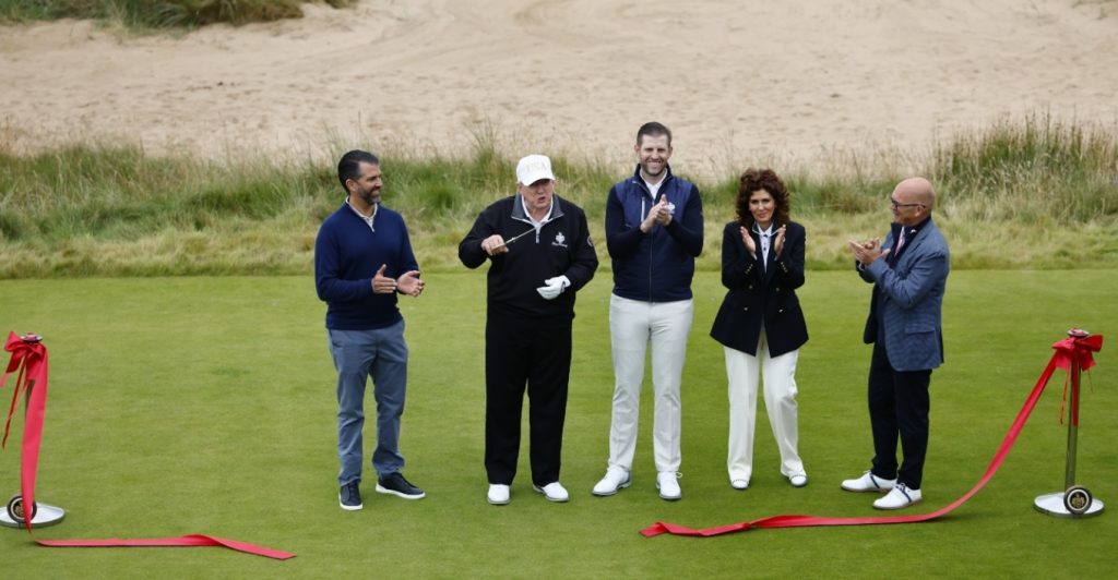 Ο Ντόναλντ Τραμπ εγκαινίασε γήπεδο στην Σκωτία: «Ανυπομονώ να παίξω» – Δείτε βίντεο