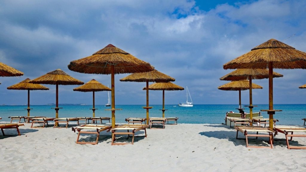 Χαλκιδική: Απομακρύνονται ομπρέλες από παραλίες της περιοχής μετά τις καταγγελίες πολιτών