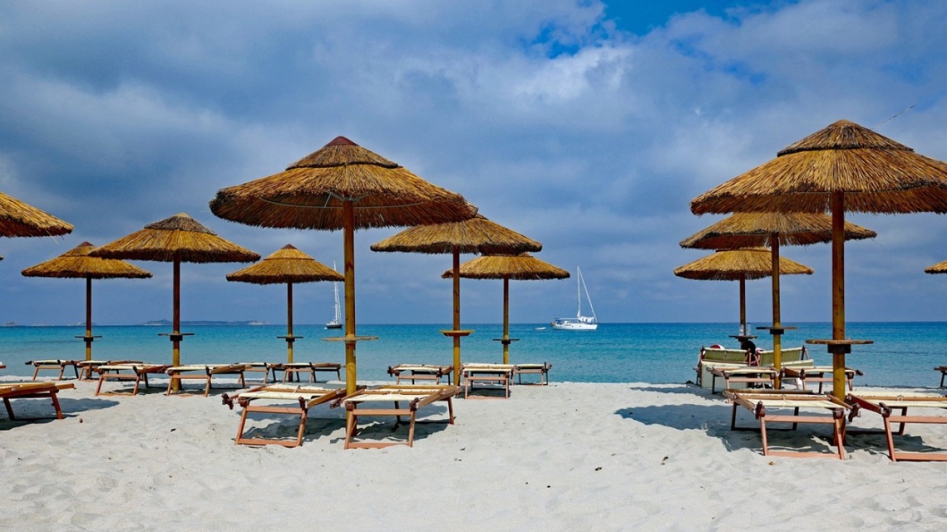 Χαλκιδική: Απομακρύνονται ομπρέλες από παραλίες της περιοχής μετά τις καταγγελίες πολιτών