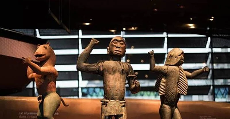 Ο Ε.Μακρόν φέρνει νομοσχέδιο για επιστροφή έργων τέχνης σε χώρες πρώην αποικίες