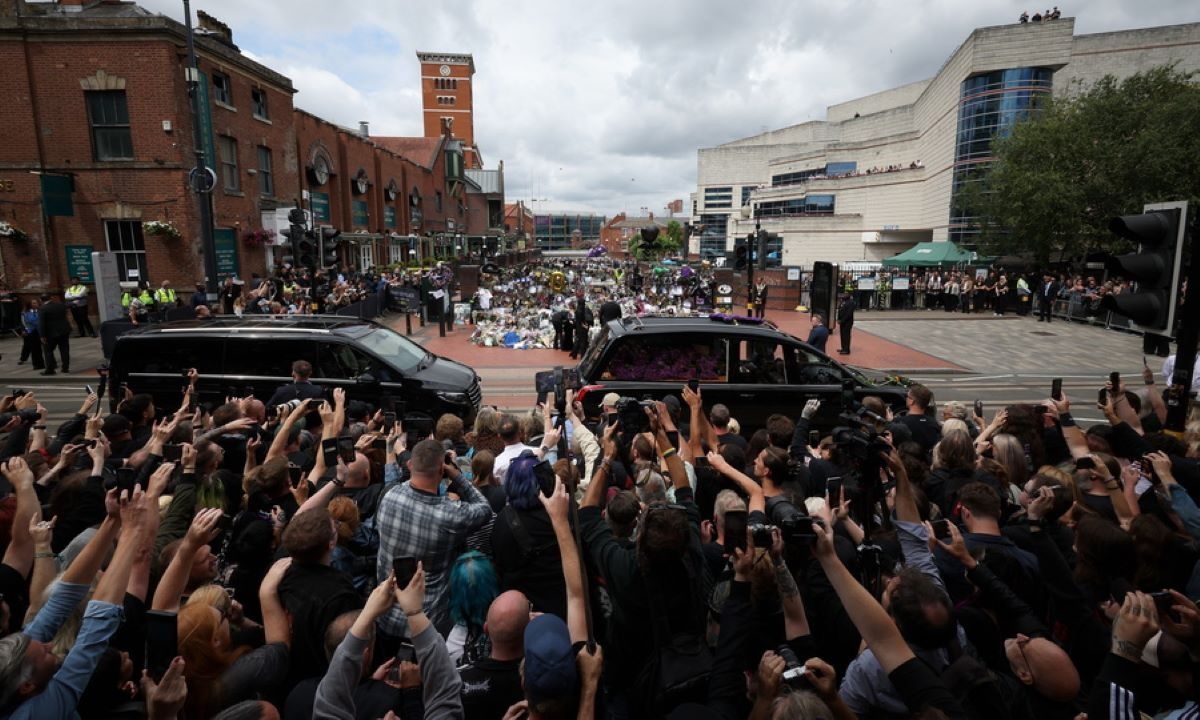 «Ο Ozzy επέστρεψε εκεί που ανήκει, στο Μπέρμιγχαμ, στο σπίτι του»: Πλήθος κόσμου στο τελευταίο του ταξίδι