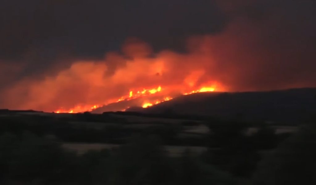 Μαίνεται το πύρινο μέτωπο στην Άσσηρο Θεσσαλονίκης – Μάχη μην απειλήσει σπίτια και κατοικημένες περιοχές (βίντεο)