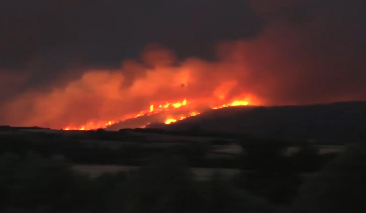 Μαίνεται το πύρινο μέτωπο στην Άσσηρο Θεσσαλονίκης – Μάχη μην απειλήσει σπίτια και κατοικημένες περιοχές (βίντεο)