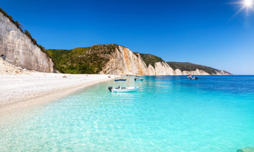 Φτέρη: Η παραλία στην Κεφαλονιά με τα άσπρα βότσαλα, τα πεντακάθαρα νερά και τους ασβεστολιθικούς βράχους