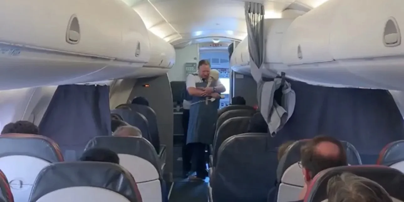 Βίντεο: Η συγκινητική στιγμή που πιλότος κάνει έκπληξη στην γιαγιά του σε πτήση