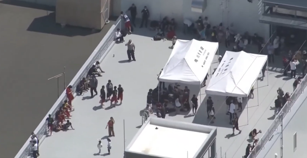 Βίντεο: Κάτοικοι στην Ιαπωνία «τρέχουν» στις στέγες κτιρίων μετά τις προειδοποιήσεις για τσουνάμι