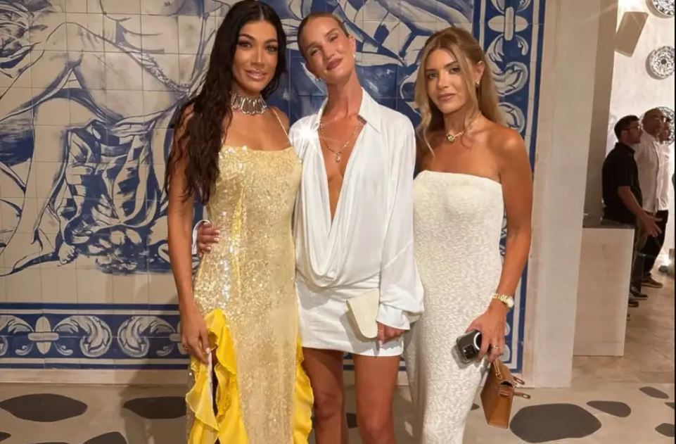 Η κοινή φωτογράφιση της Ήβης Αδάμου με το μοντέλο της Victoria’s Secret Ρόζι Χάντινγκτον Γουάιτλι στην Αττάλεια