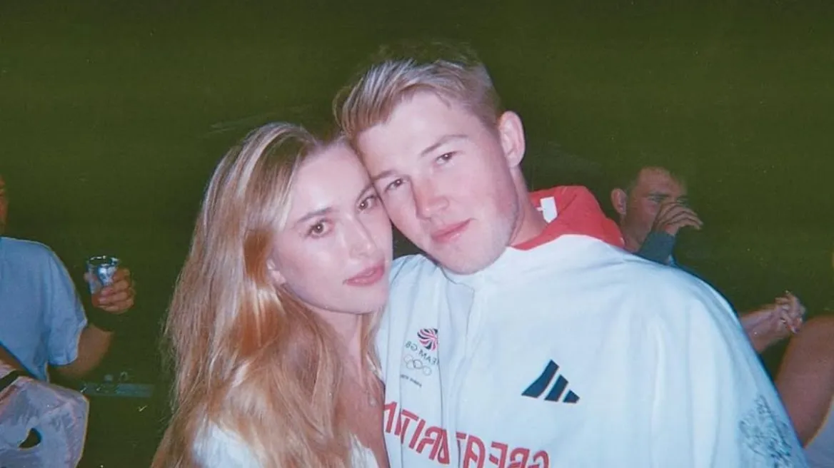 Ιβ Τζομπς: Η κόρη του Στιβ Τζομπς επέλεξε την Μήλο για τις διακοπές της μαζί με τον σύζυγό της (φωτο)