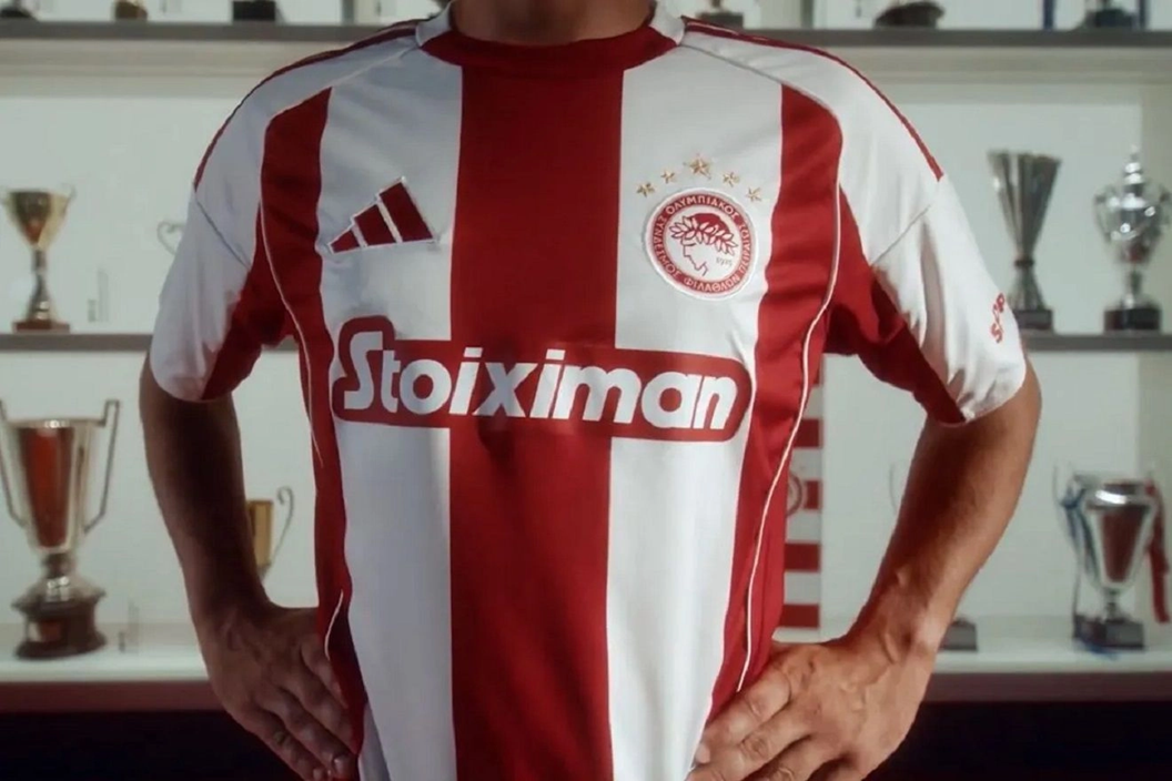 Ολυμπιακός: Παρουσίασε τη νέα φανέλα για τα εντός έδρας παιχνίδια (βίντεο)