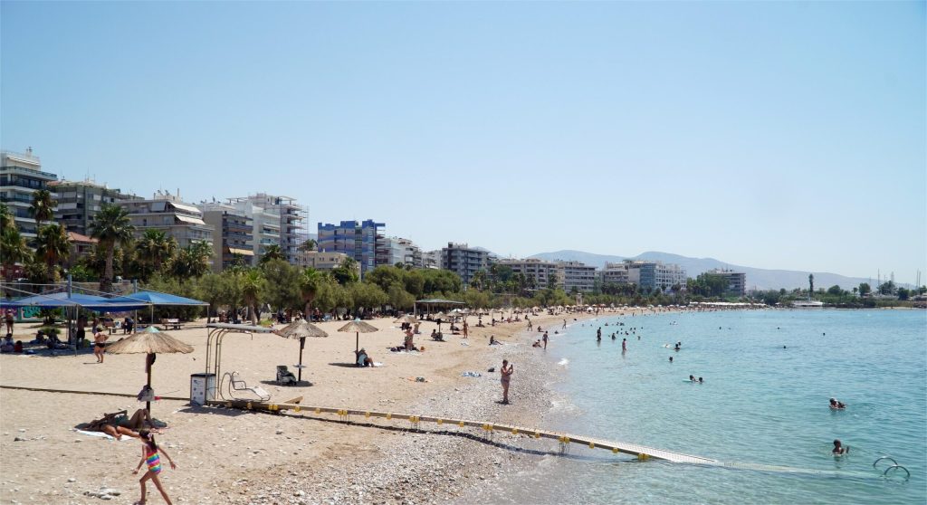 «Θρίλερ» στο Παλαιό Φάληρο: Πώς «εξαφανίστηκε» η γυναίκα με το καρότσι – Νέο βντεο την δείχνει να μπαίνει σε ταξί