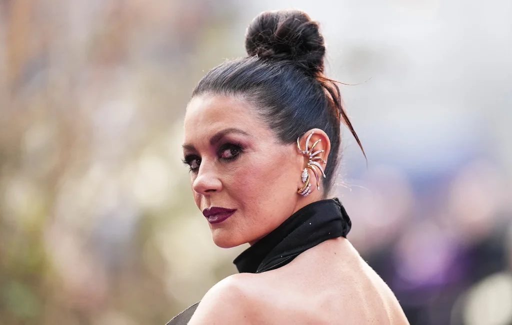 Κάθριν Ζέτα Τζόουνς: Ποζάρει με βαθύ ντεκολτέ στην παγκόσμια πρεμιέρα της σειράς «Wednesday» (φωτο) 