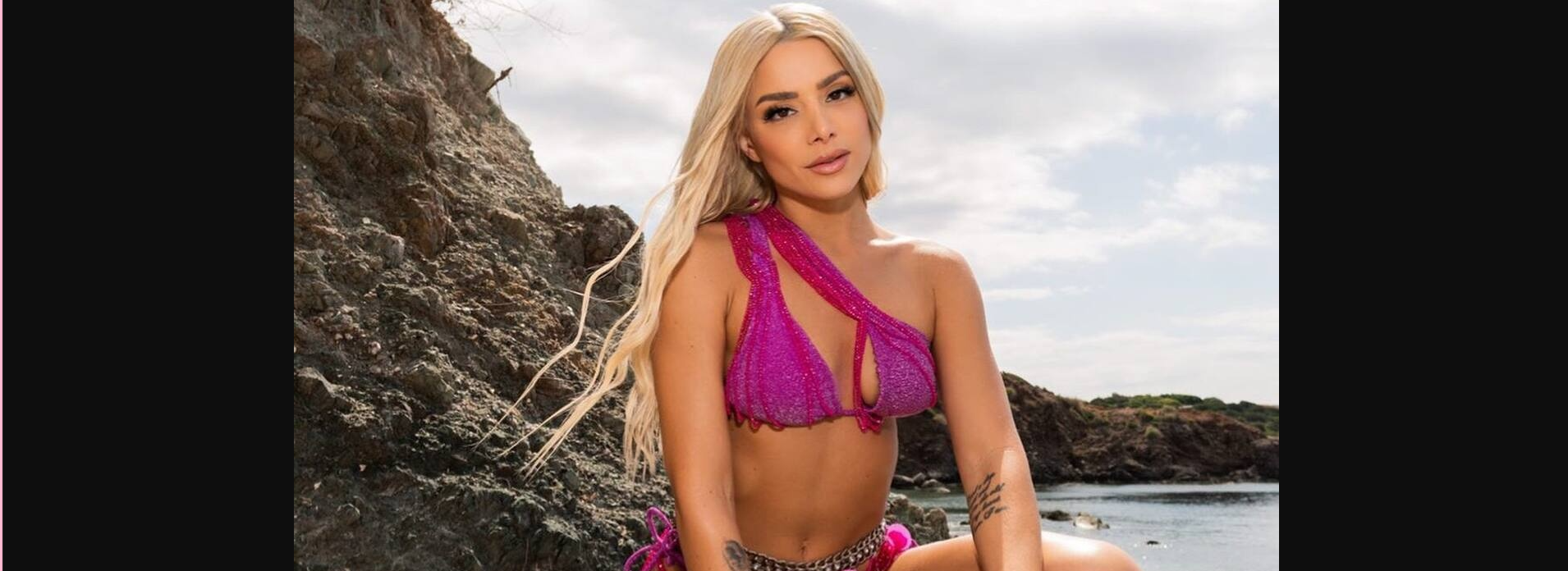 Η Ζόζεφιν ανεβάζει την θερμοκρασία με πολύχρωμο μαγιό σε παραλία της Μυκόνου (φωτο)