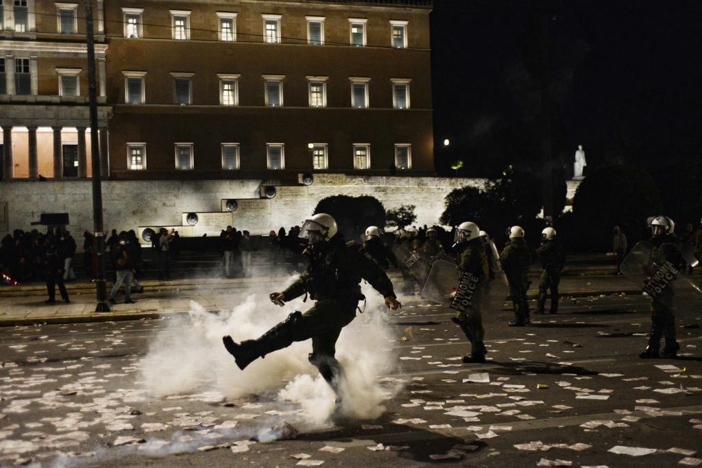 Επεισόδια στο Σύνταγμα το βράδυ της Τετάρτης: Συνελήφθη άνδρας που χτύπησε με μπουνιές αστυνομικό