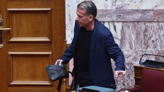 Βουλή: Άγριος καυγάς Μ.Λαζαρίδη-Δ.Καραναστάση: «Είσαι διορισμένος», «Είσαι ακαθαρσία, είμαι βραβευμένος ηθοποιός»