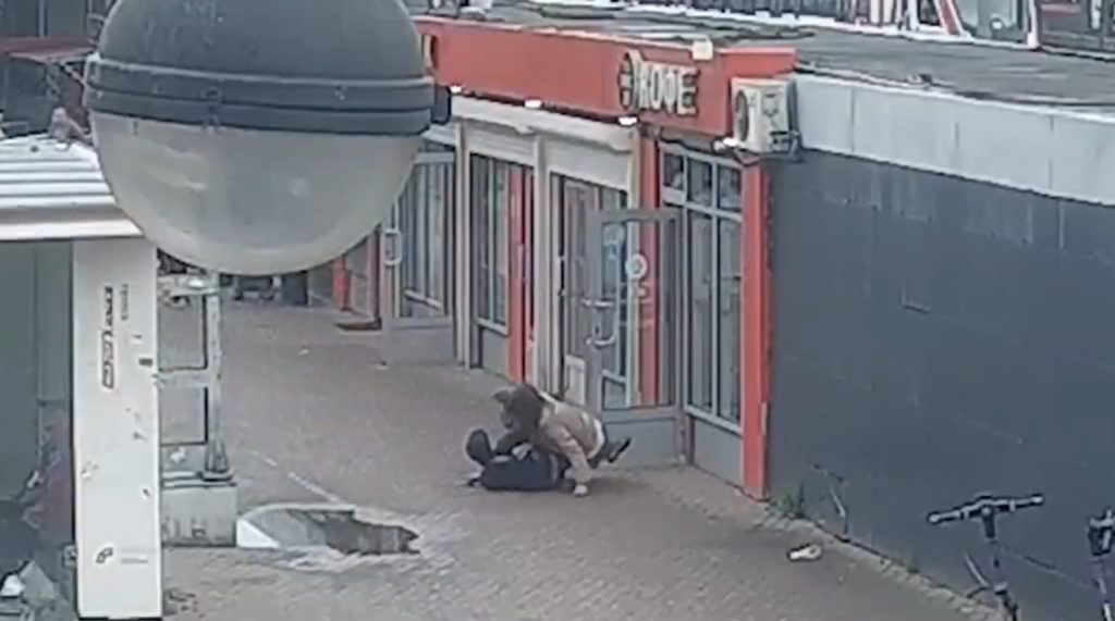 Βίντεο: Η στιγμή που Ρωσίδα εξουδετερώνει επί τόπου αλλοπαδό που επιχείρησε να την κλέψει