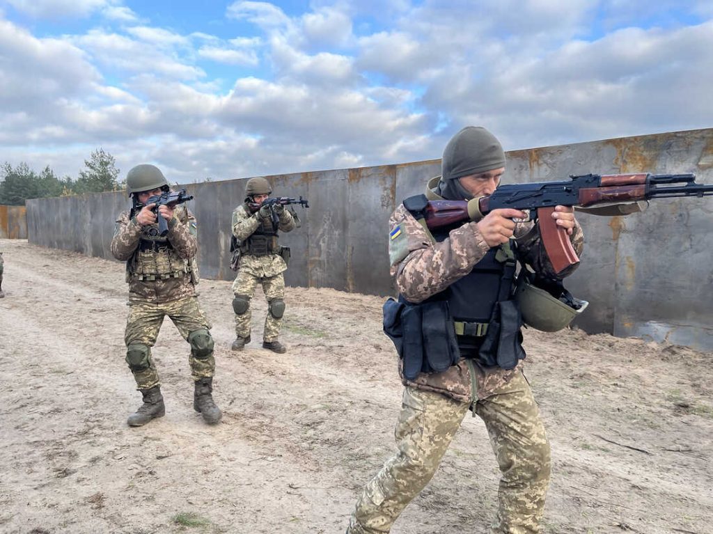 Η απέλπιδα προσπάθεια τριών Ουκρανών στρατιωτών να πυροβολήσουν ρωσικό drone οδήγησε στην εξουδετέρωσή τους (vid)