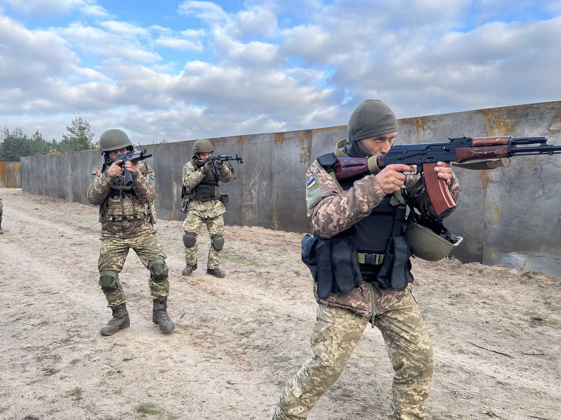 Η απέλπιδα προσπάθεια τριών Ουκρανών στρατιωτών να πυροβολήσουν ρωσικό drone οδήγησε στην εξουδετέρωσή τους (vid)