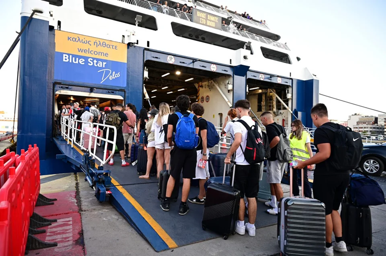 Ξεκίνησε η έξοδος των αδειούχων Αυγούστου: Αυξημένη η κίνηση γύρω από το λιμάνι Πειραιά – Γεμάτα τα πλοία (φώτο)