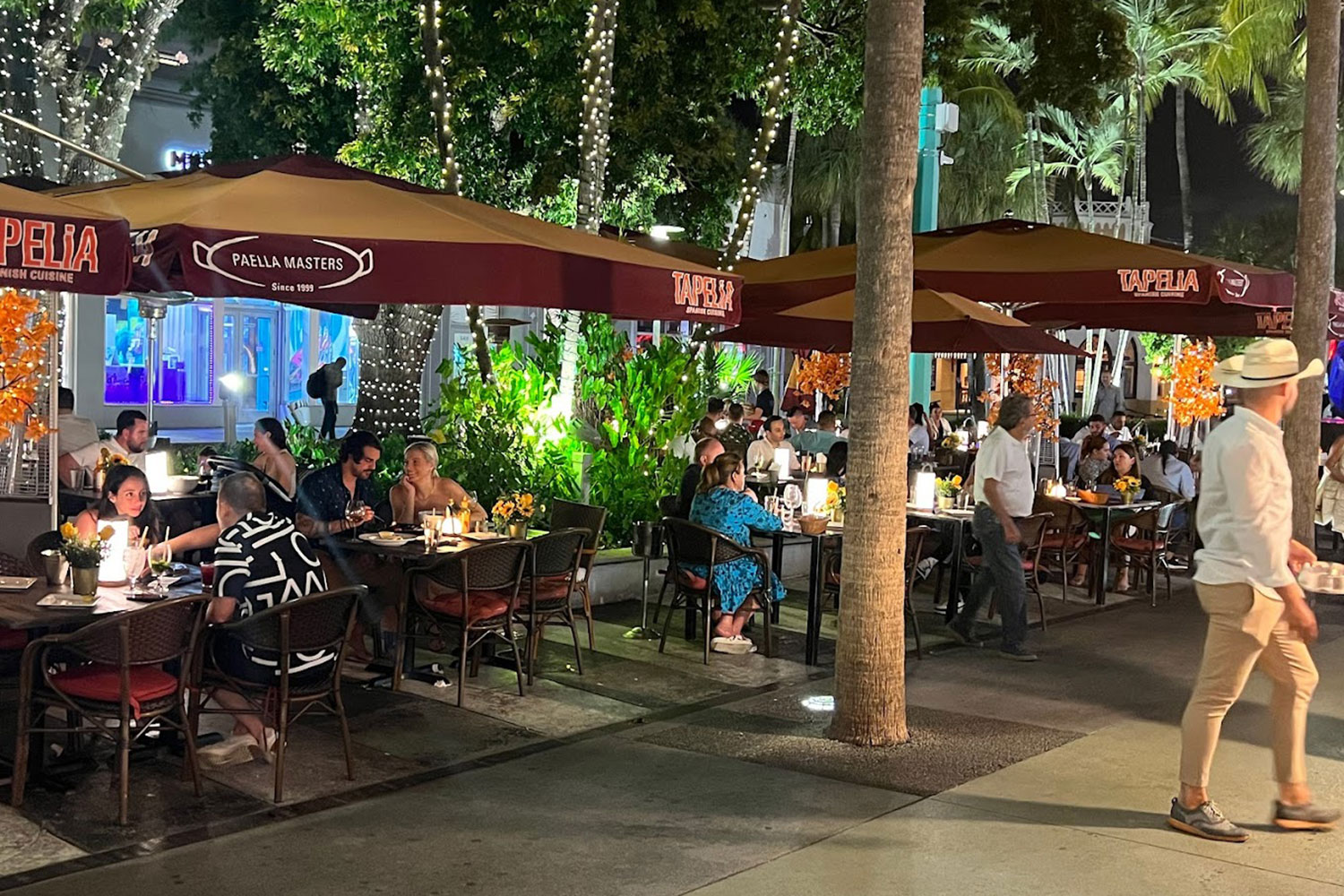 Ιδιοκτήτρια εστιατορίου κατέστρεψε έργο τέχνης μπροστά στον δημιουργό του επειδή φέρθηκε άσχημα στο προσωπικό