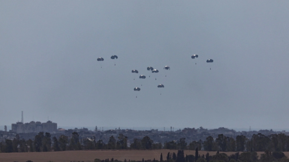 Η Ισπανία προχώρησε στη ρίψη 12 τόνων τροφίμων στη Λωρίδα της Γάζας