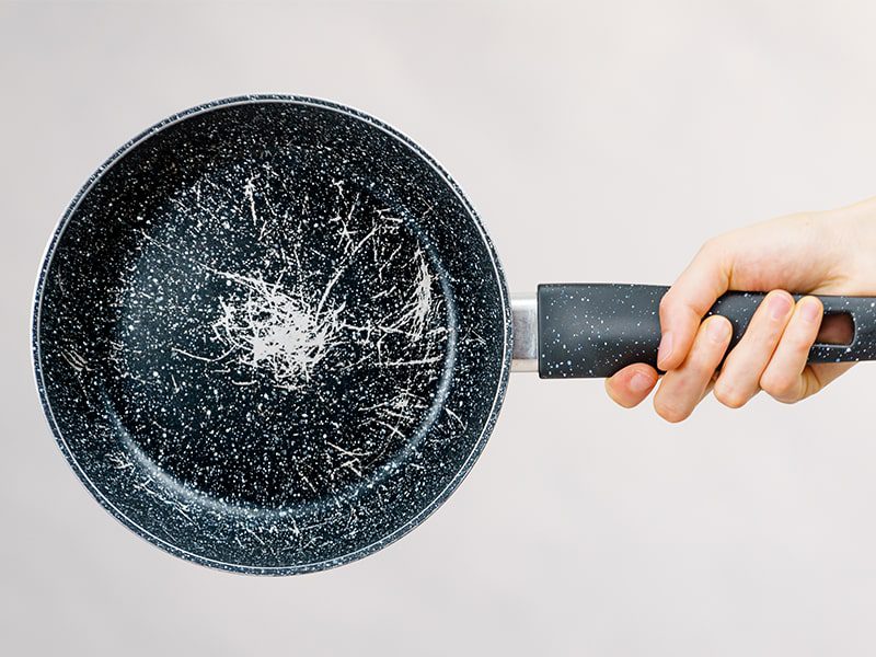 Έχει γρατζουνιές το αντικολλητικό τηγάνι σας; – Δείτε ποιος είναι ο κίνδυνος για την υγεία σας