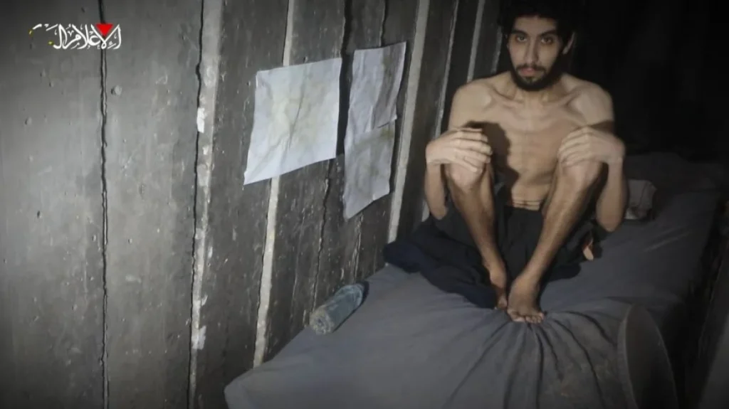 Η Χαμάς επιδεικνύει  όμηρο σε άθλια κατάσταση που κρατά από τον Οκτώβριο του 2023