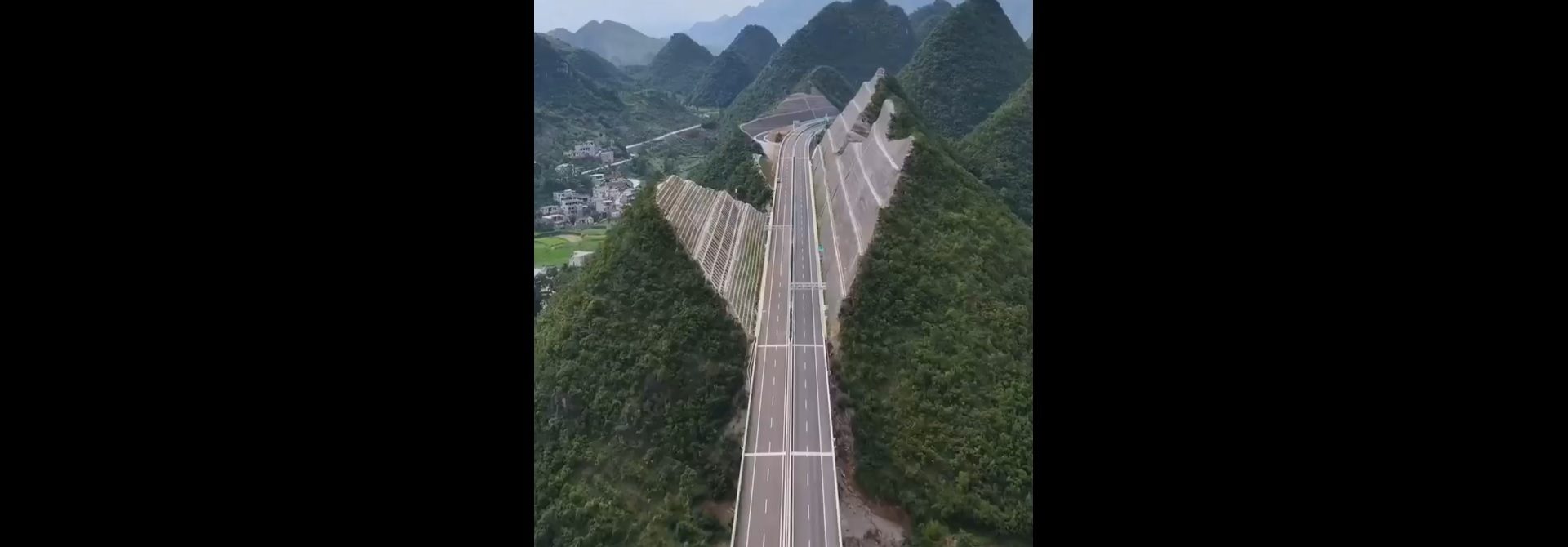 Εντυπωσιακά πλάνα: Η Κίνα σκάβει βουνά σαν μαχαίρι για την γέφυρα Huajiang Grand Canyon (βίντεο)