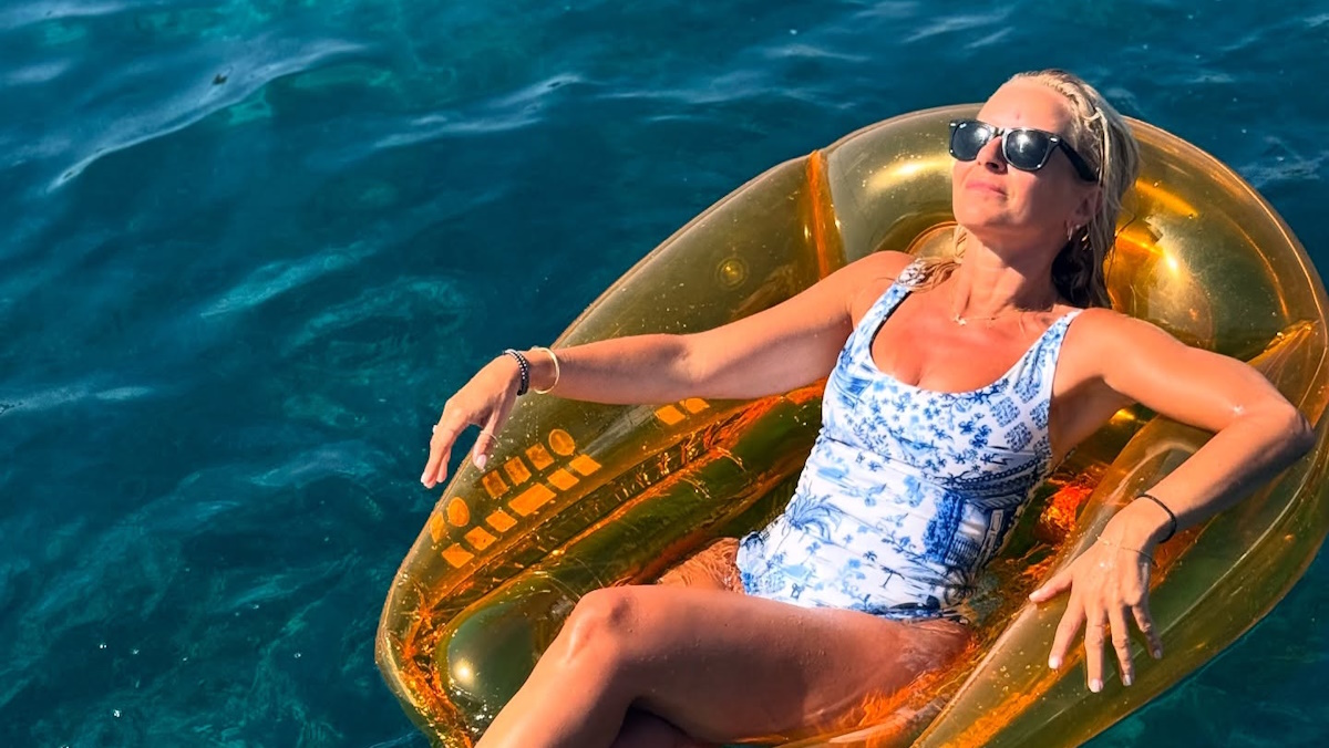 Αύγουστος στη Μύκονο για τη Μαρία Μπεκατώρου – Οι πόζες με ολόσωμο μαγιό πάνω σε φουσκωτό στρώμα (φωτο)