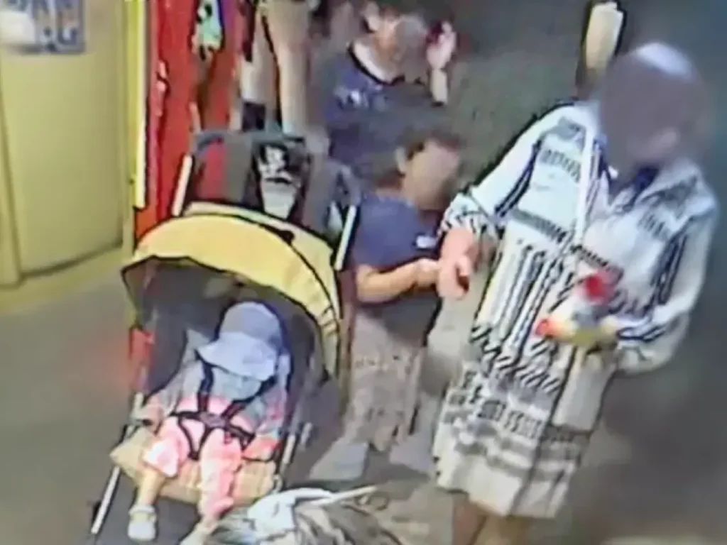 «Είδα το μωρό χτυπημένο στο πρόσωπο»: Συγκλονίζει γειτόνισσα της 32χρονης μητέρας από το Παλαιό Φάληρο