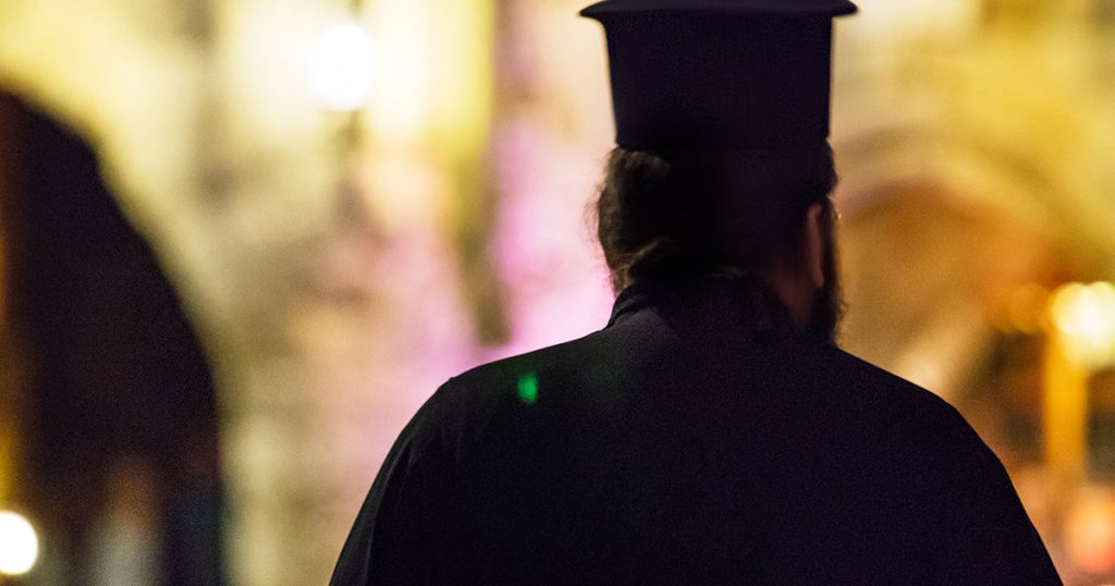 Σκηνές έντασης στην Κόρινθο: Παπαδιά κατηγορεί ιερέα για εξωσυζυγική σχέση – Απόπειρα επίθεσης με αυτοκίνητο