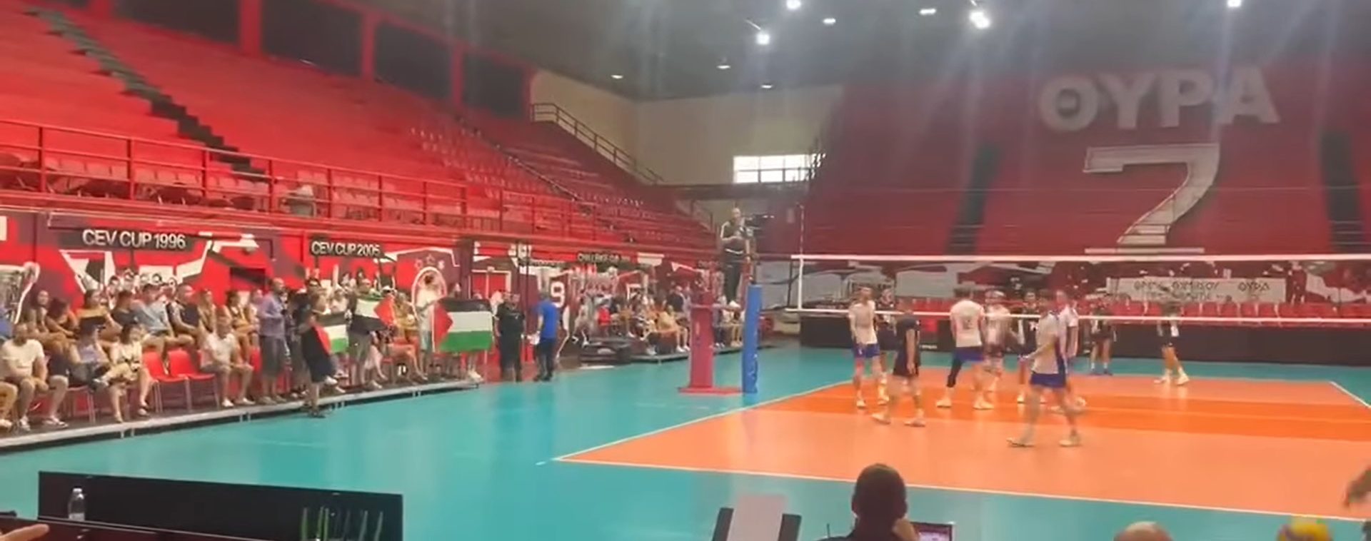 Βόλεϊ Ελλάδα – Ισραήλ: Προσαγωγές φιλάθλων που μπήκαν στον αγωνιστικό χώρο με Παλαιστινιακές σημαίες (βίντεο)