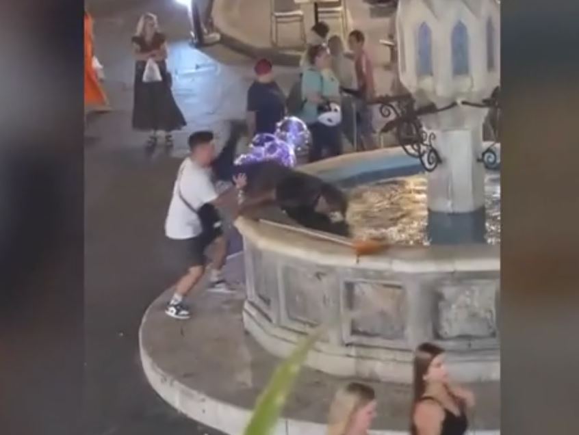 Ρόδος: Εντοπίστηκε ο χρήστης που δημοσίευσε το βίντεο του νεαρού που πετάει άστεγο σε σιντριβάνι