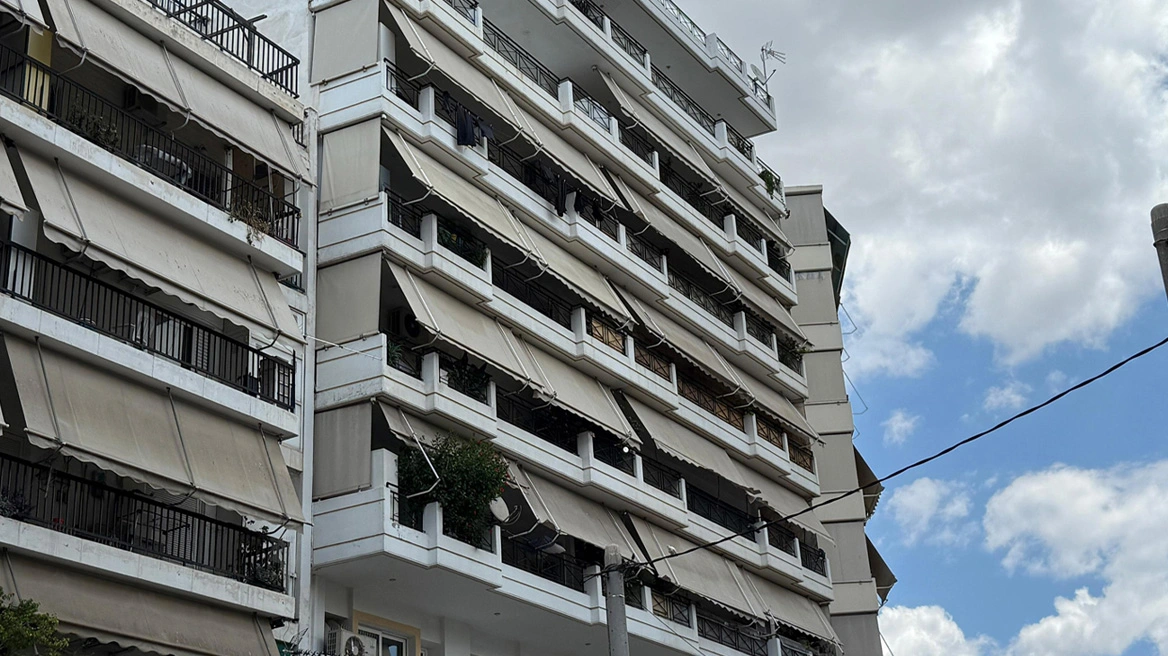 Καταστηματάρχης περιγράφει πώς βοήθησε τους αστυνομικούς να βρουν τη μητέρα του νεκρού κοριτσιού στο Παλαιό Φάληρο