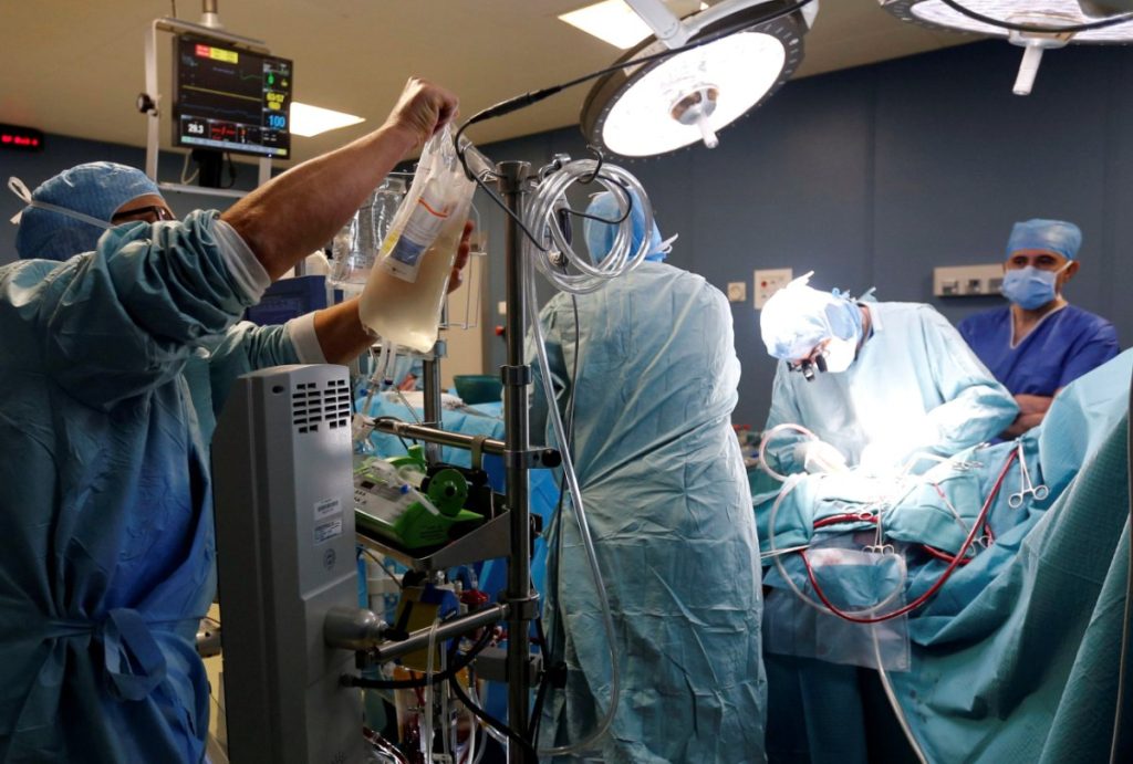 Συγκρατημένη αισιοδοξία για τον 15χρονο Δημήτρη μετά την μεταμόσχευση ήπατος στο Τορίνο – Τι ανέφερε ο πατέρας του