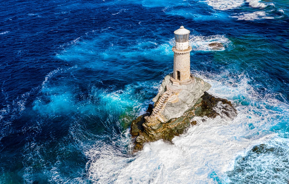 Άνδρος: Ο εντυπωσιακός φάρος Τουρλίτης που φωτίζει τη θάλασσα εδώ και 120 χρόνια – Εικόνες που καθηλώνουν