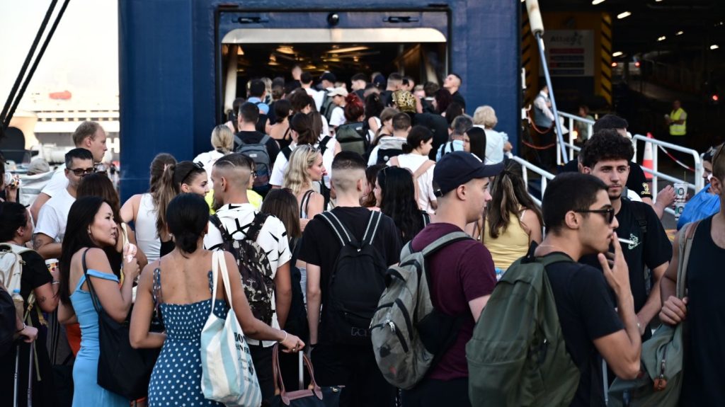 Το αδιαχώρητο στο λιμάνι του Πειραιά: Κορυφώνεται η έξοδος των αδειούχων του Αυγούστου – Γεμάτα σαλπάρουν τα πλοία