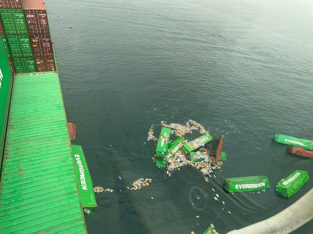 Περού: Έκλεισε για ώρες το μεγαλύτερο λιμάνι της χώρας εξαιτίας πτώσης δεκάδων κοντέινερς από πλοίο (βίντεο)