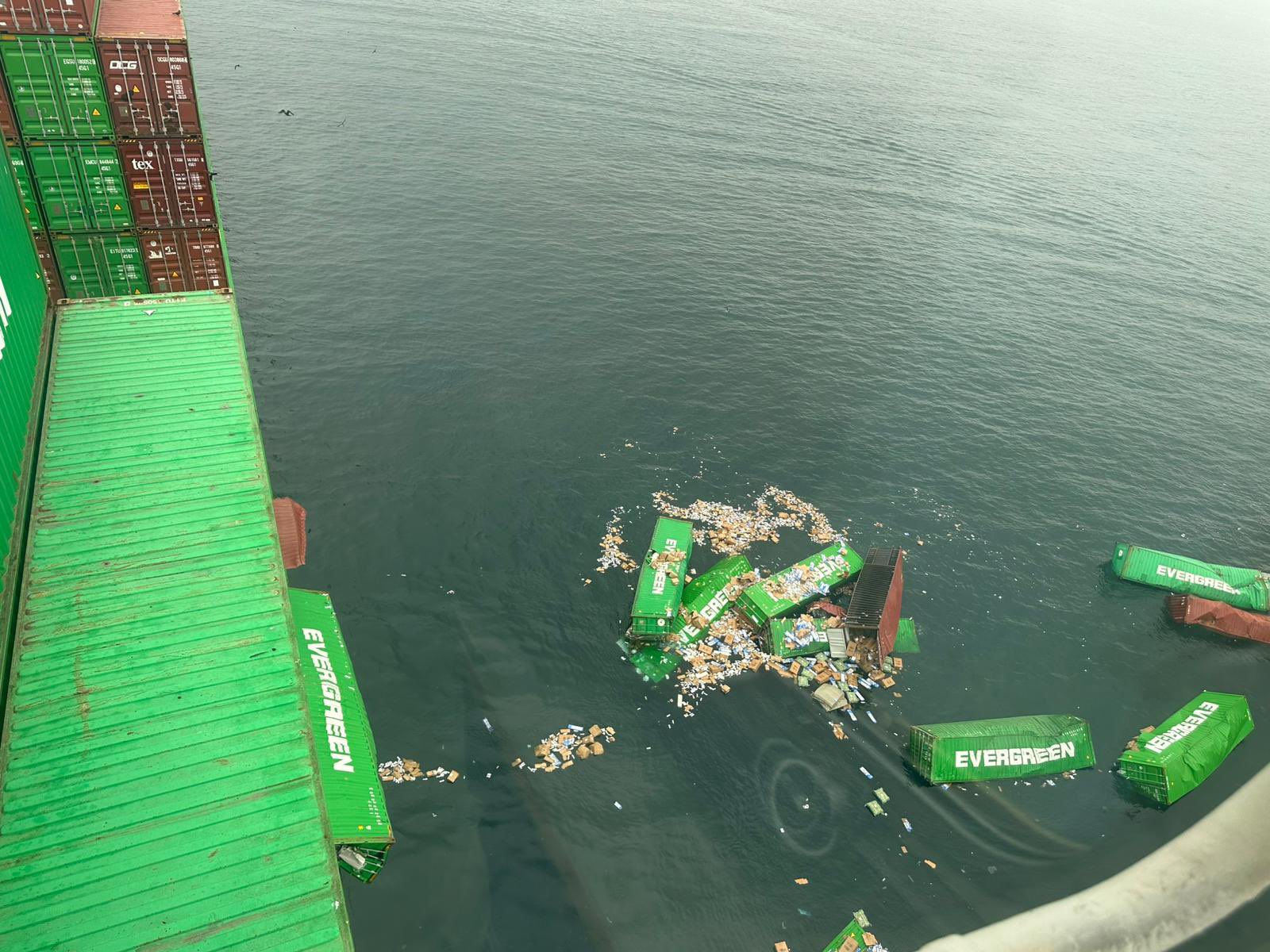 Περού: Έκλεισε για ώρες το μεγαλύτερο λιμάνι της χώρας εξαιτίας πτώσης δεκάδων κοντέινερς από πλοίο (βίντεο)