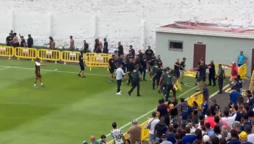 Μόνο μαχαίρια δεν βγήκαν στο κατά τα άλλα φιλικό παιχνίδι της Λας Πάλμας με την Τενερίφη (βίντεο)