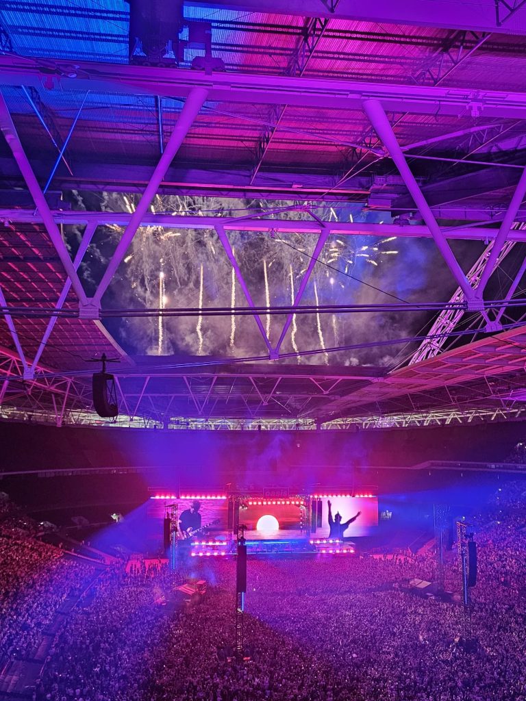 Γουέμπλεϊ: Νεκρός άνδρας που έπεσε από την άνω κερκίδα  κατά την διάρκεια της συναυλίας των Oasis