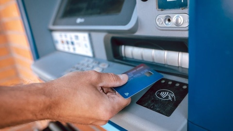 Μετά τις «χρυσές» χρεώσεις στα ΑΤΜ οι τράπεζες σχεδιάζουν συγχώνευση των μηχανημάτων