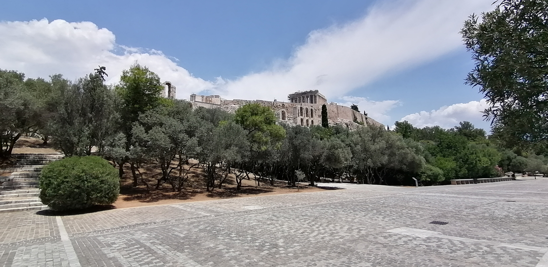 Επεισόδιο στην Ακρόπολη: Πήγε να κλέψει και κατέληξε αιμόφυρτος